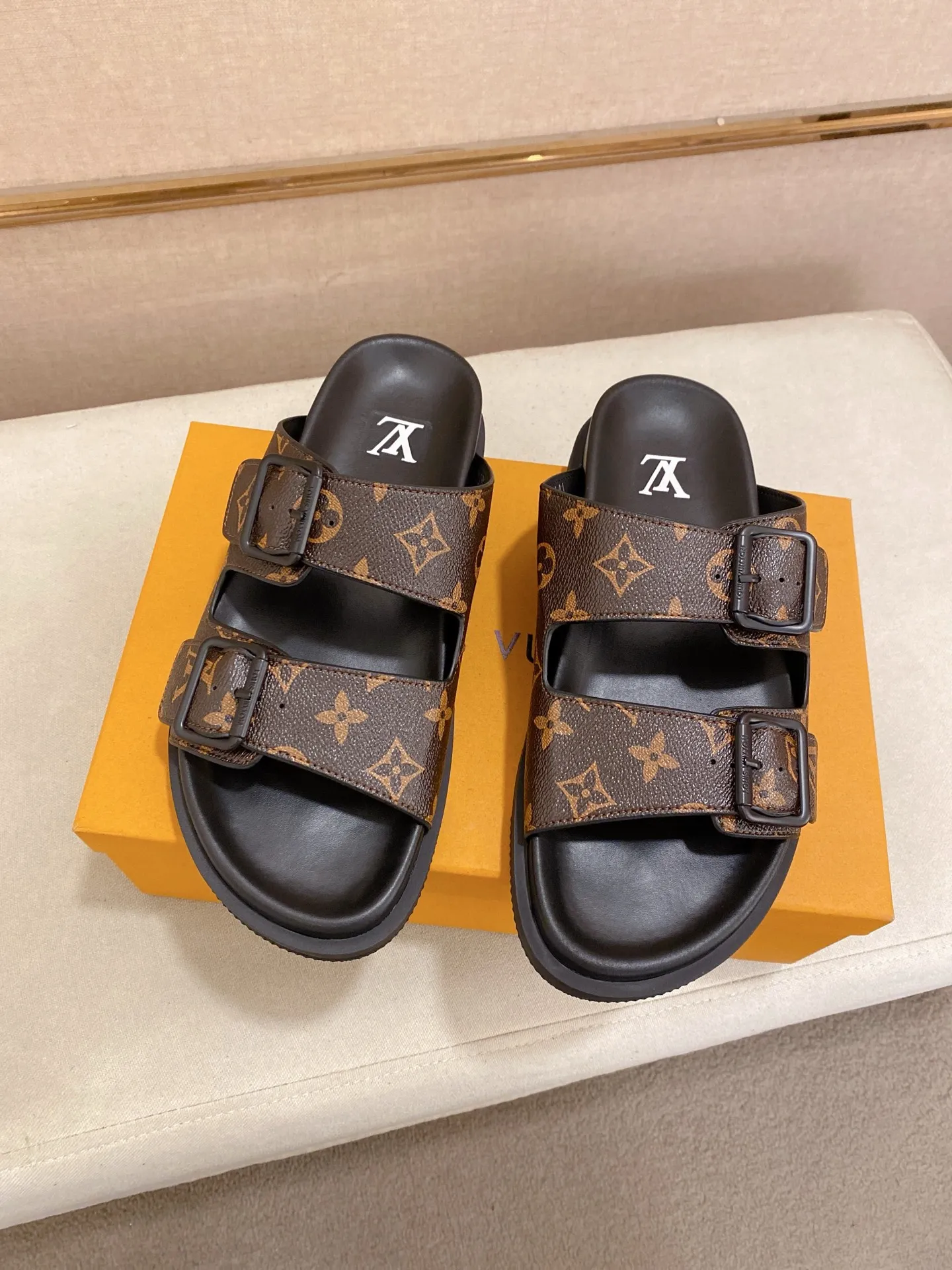 Factory price: 420💰Made by LV🔍Top purchasing agent. Men's spring and summer slippers are available at the same counter. The uppers are made of cowhide imported from Italy. High-quality craftsmanship, soles: original soles specially provided by the original factory, exclusive movable molded soles are super comfortable, original factory follow-up goods, 🔍🔍high quality, can be entered and exited the counter at will, welcome to compare, code number 38-44. Can be customized45